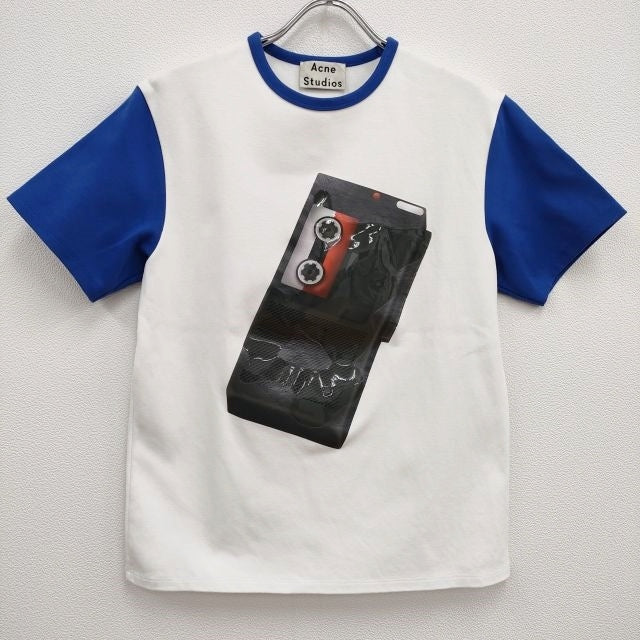 【Acne Studios】フェードブルーのリボンプリントTシャツ Acne Studios リボンプリント Tシャツ | ブルー | FARFETCH JP