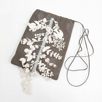 mina perhonen forest parade レザー aaa9434 定価38500円 刺繍 巾着バッグ カーキ レディース ミナペルホネン【中古】4-1219G◎
