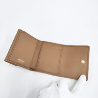 PRADA ソフトグレインレザー 財布 定価108900円 箱・タグ付き 1MH043 三つ折り財布 ブラウン レディース プラダ【中古】5-0614G♪