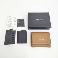 PRADA ソフトグレインレザー 財布 定価108900円 箱・タグ付き 1MH043 三つ折り財布 ブラウン レディース プラダ【中古】5-0614G♪