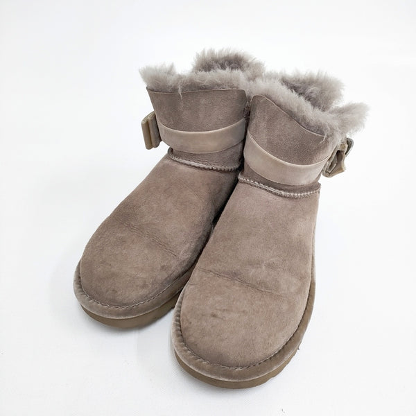 オーストラリア UGG ムートンブーツ グレー/リボン/スワロフスキー UGG W KARLIE BROOCH スワロフスキー リボン サイズ23cm ムートン