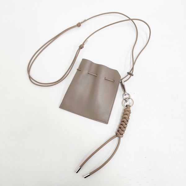 ITTI 未使用品 レザー巾着ポーチ+チャーム 定価19800円 ポシェット 25SS グレージュ レディース イッチ【中古】5-0731G♪