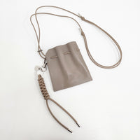 ITTI 未使用品 レザー巾着ポーチ+チャーム 定価19800円 ポシェット 25SS グレージュ レディース イッチ【中古】5-0731G♪