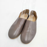 que レザー スリッポン サイズM スリッポン グレージュ レディース キュー【中古】5-1102G◎