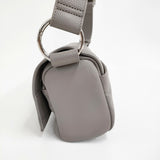 BEARDSLEY レザーボディバッグ ベルト付替え可 定価22000円 BEZ1041612A0001 ショルダーバッグ グレージュ レディース ビアズリー【中古】5-1014G♪