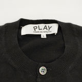 PLAY COMME des GARCONS Round Neck Cardigan With Black Emblem Top L AX-N023 ウール カーディガン AD2025 ブラック メンズ プレイコムデギャルソン【中古】6-0925T♪