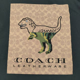 COACH シグネチャー レキシー サイズM 恐竜 タペストリー・ジャパン ペルー製 半袖Ｔシャツ カットソー ブラック ブラウン メンズ コーチ【中古】6-0630S♪