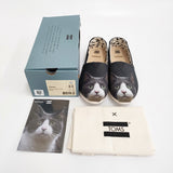 TOMS × IWAGO ALPARGATA 新品 岩合光昭コラボ Black Gray Cat Print トートバッグ付き 25.5cm スリッポン ブラック レディース【中古】6-0626G♪