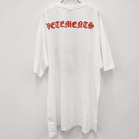 VETEMENTS ANARCHY GOTHIC LOGO T-SHIRT アナーキー UE51TR640W 定価53900円 サイズS 半袖Ｔシャツ カットソー ホワイト オレンジ メンズ ヴェトモン【中古】3-0709S◎